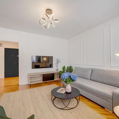 Royal Palace - Center - Rh Living *